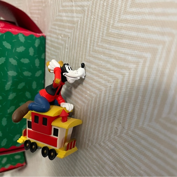 Hallmark Disney Goofey on a Train Vintage Minature Wonderful Like New in Box - Picture 3 of 3